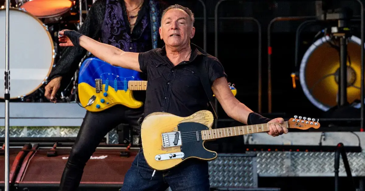 Image of Bruce Springsteen opened up to Jeremy Allen White about past struggles.