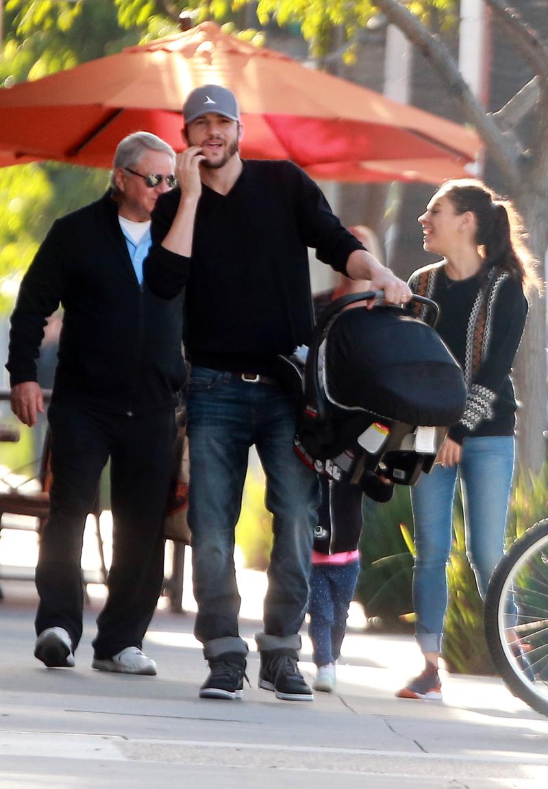 Exclusive&#8230; Ashton Kutcher &amp; Mila Kunis Get Breakfast With Their Children