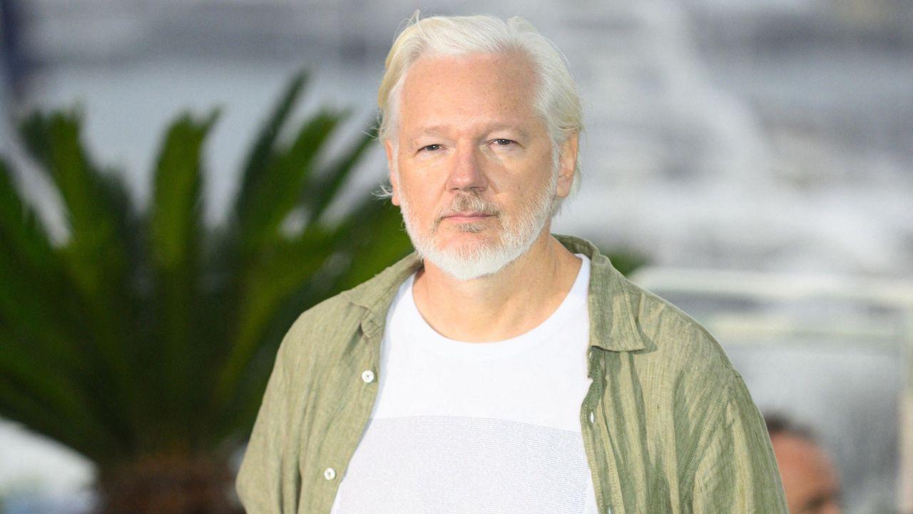 Image of Julian Assange and Stella Assange married in a ceremony at Belmarsh Prison.