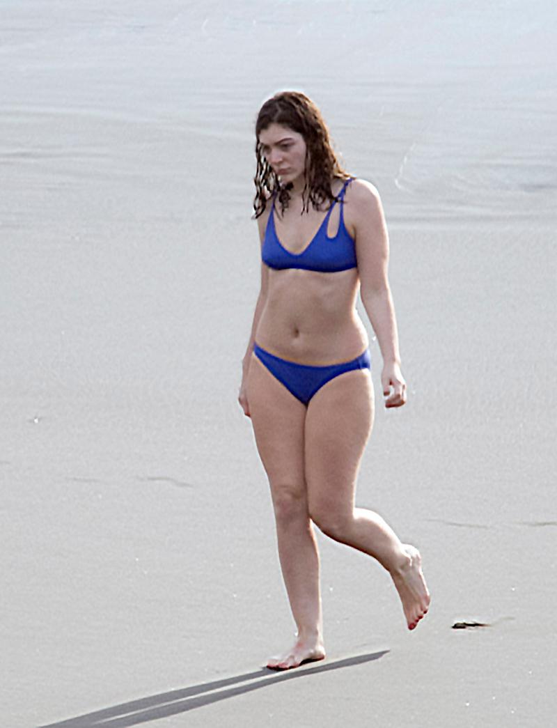 Away From Fame Lorde Splashes Around The Beach In Bikini Caught Up With Old Pals In New Zealand