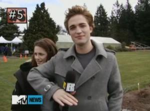2011__03__Robert_Pattinson_Kristen_Stewart_March14newsneb 300×222.jpg