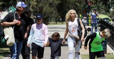 Gwen stefani blake shelton kissing photos family outing