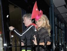 2009__12__full_pamela_hats13_wenn2696310 225×173.jpg