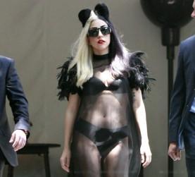 2011__07__lady_gaga_july28_laura_L 277×300.jpg