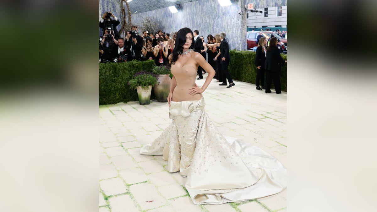 image of 'She forgot to put on the dress,' one person wrote on social media.