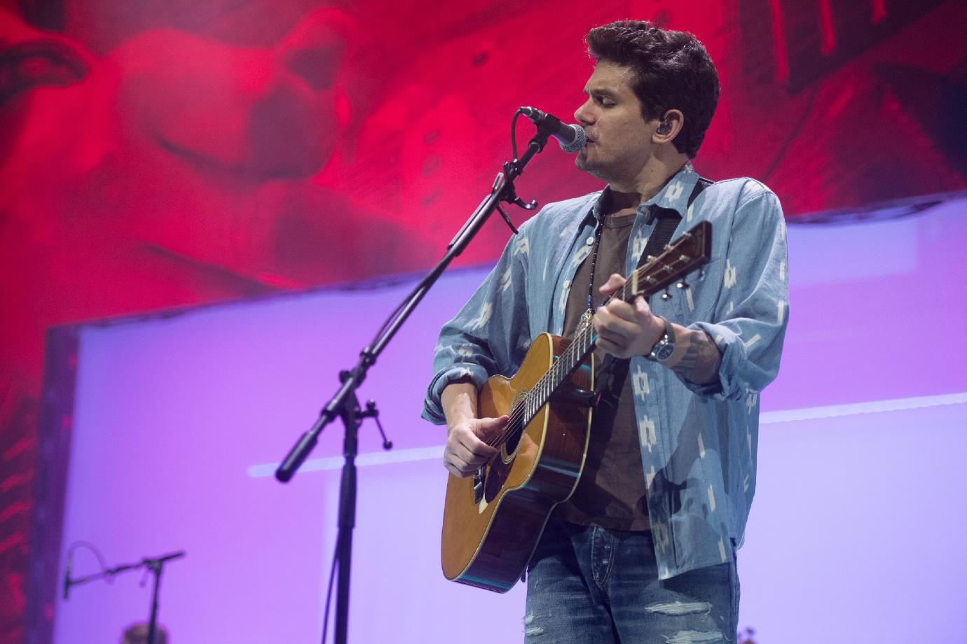 john mayer stops la concert helps audience member