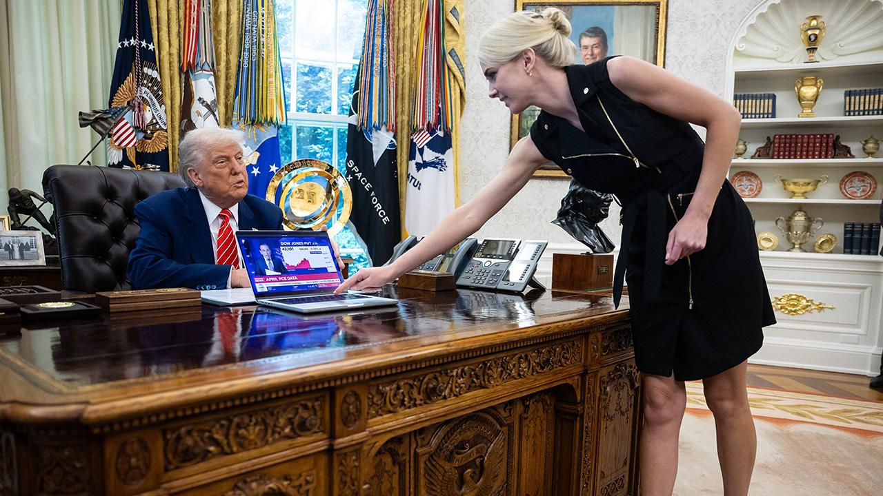 Image of Natalie Harp apologized to Donald Trump after falling on a gold course in Scotland.