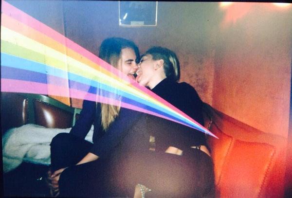 Miley cyrus kissing cara delevigne