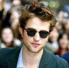 2009__11__robertpattinson1 225×219.jpg