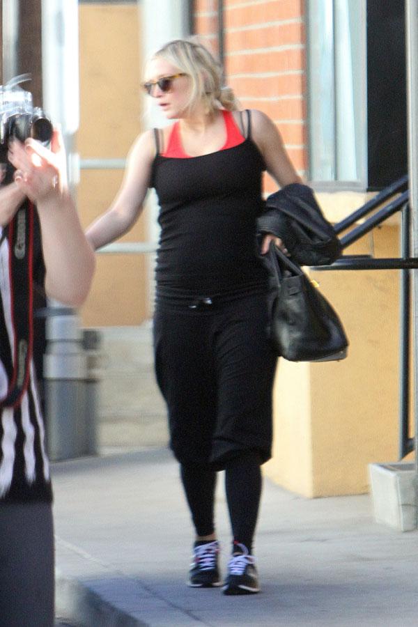 Ashlee simpson baby bump