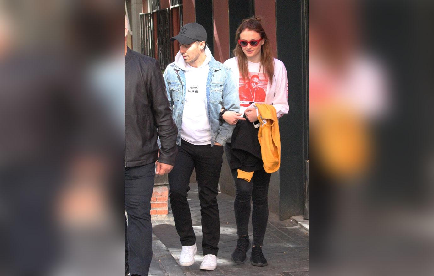 sophie turner engagement ring joe jonas madrid pics 06