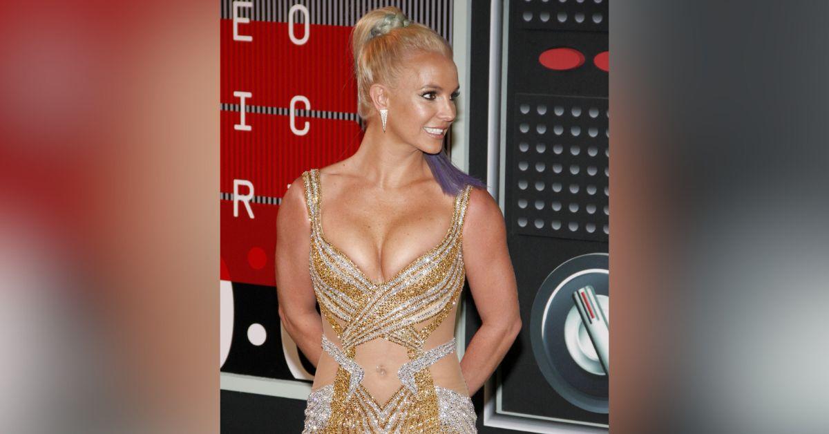 difficult britney spears caught smoking cigarette on plane authorities flight