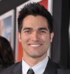 2011__04__Tyler_Hoechlin_April13 142&#215;150.jpg