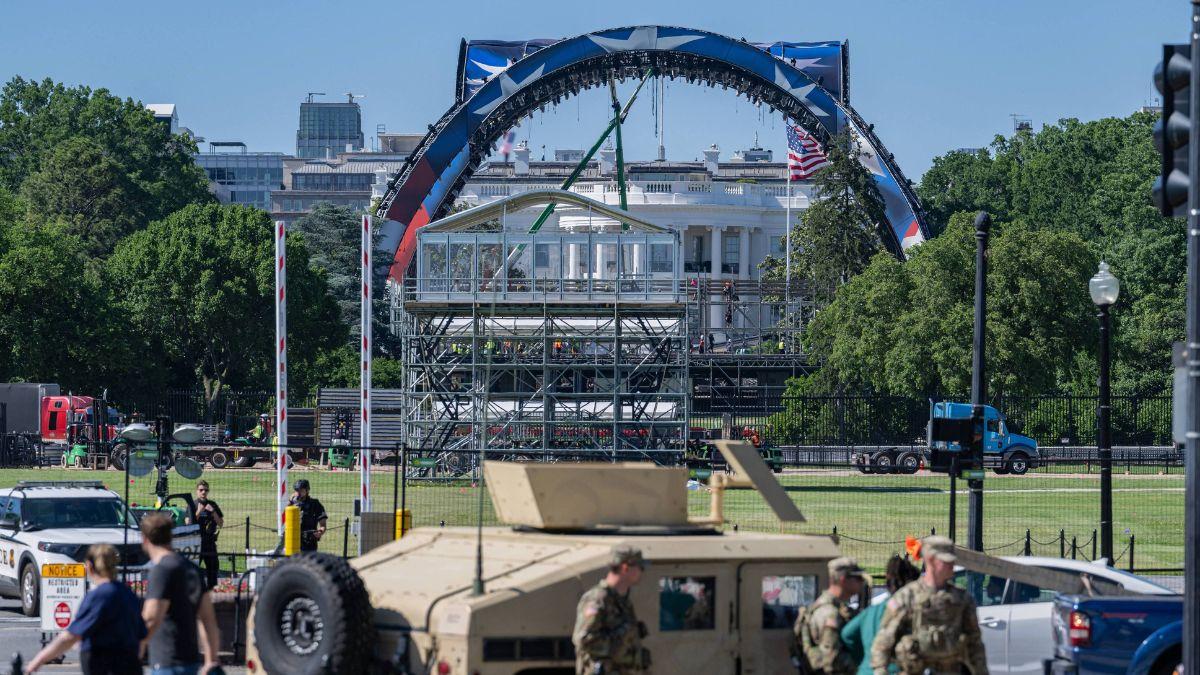 Image of Construction continued on the White House grounds.