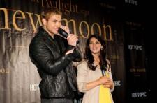 2009__11__full_twilight_008_wenn5383521 225&#215;149.jpg