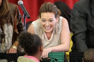 2010__12__Hilary_Duff_Dec3_15 300×199.jpg