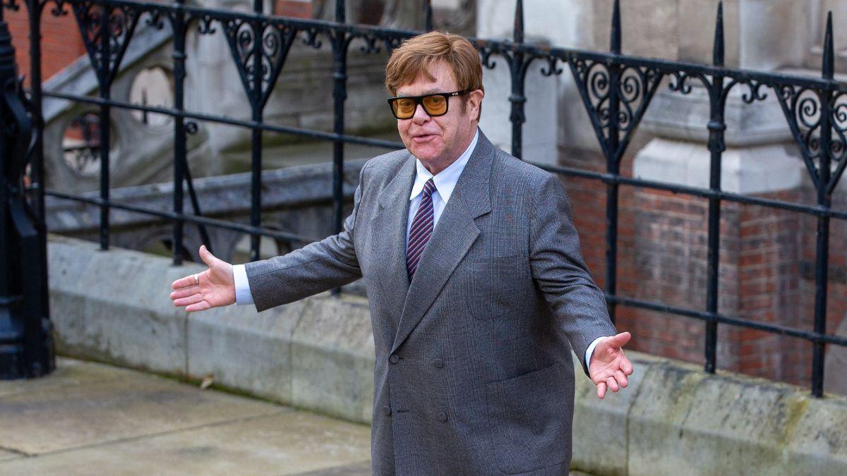 image of Elton John went viral for his 'filthy' oven. 