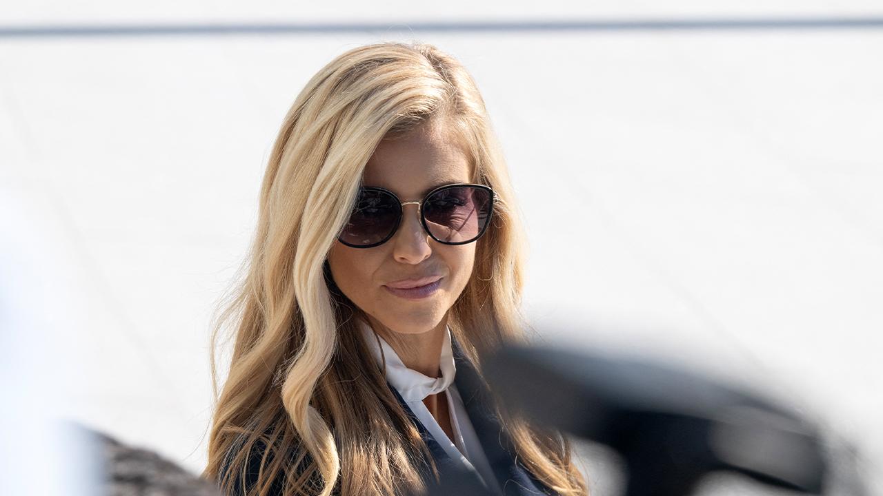 Image of Podcaster Megyn Kelly suggested Zacharia dial down her heavily made up appearance.