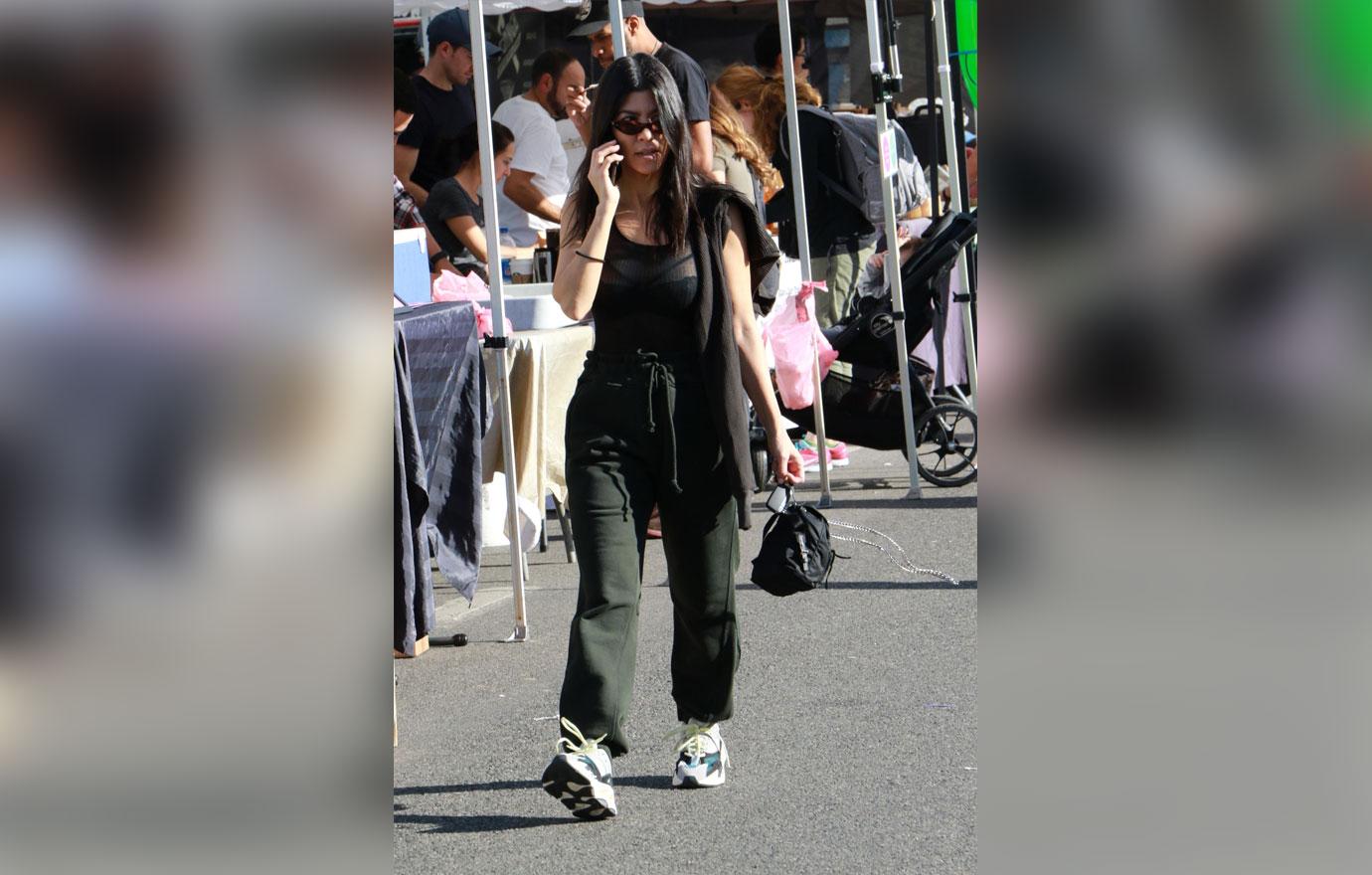 Kourtney kardashian photobombed farmers market 1