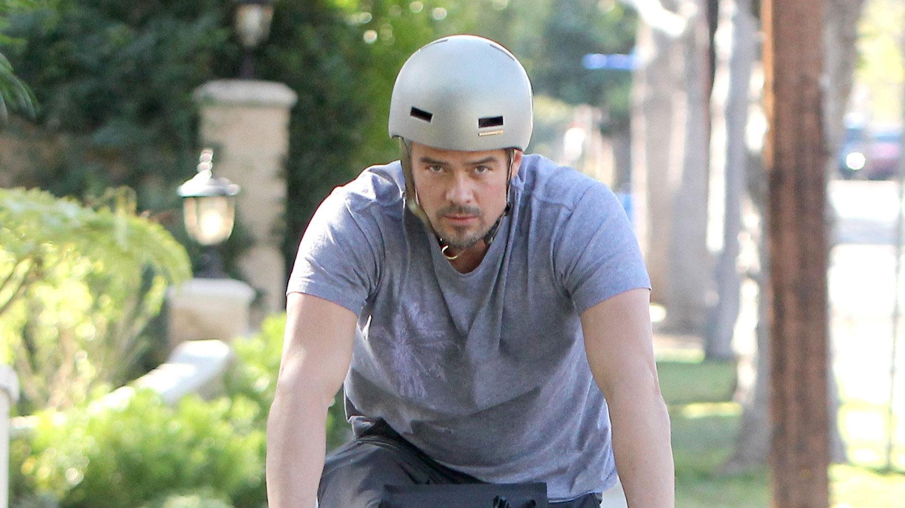 Josh duhamel bike ride son axl