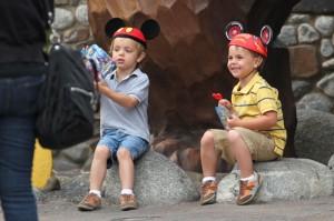 2010__05__Britney_Spears_Sons_May10_11_39 300×199.jpg