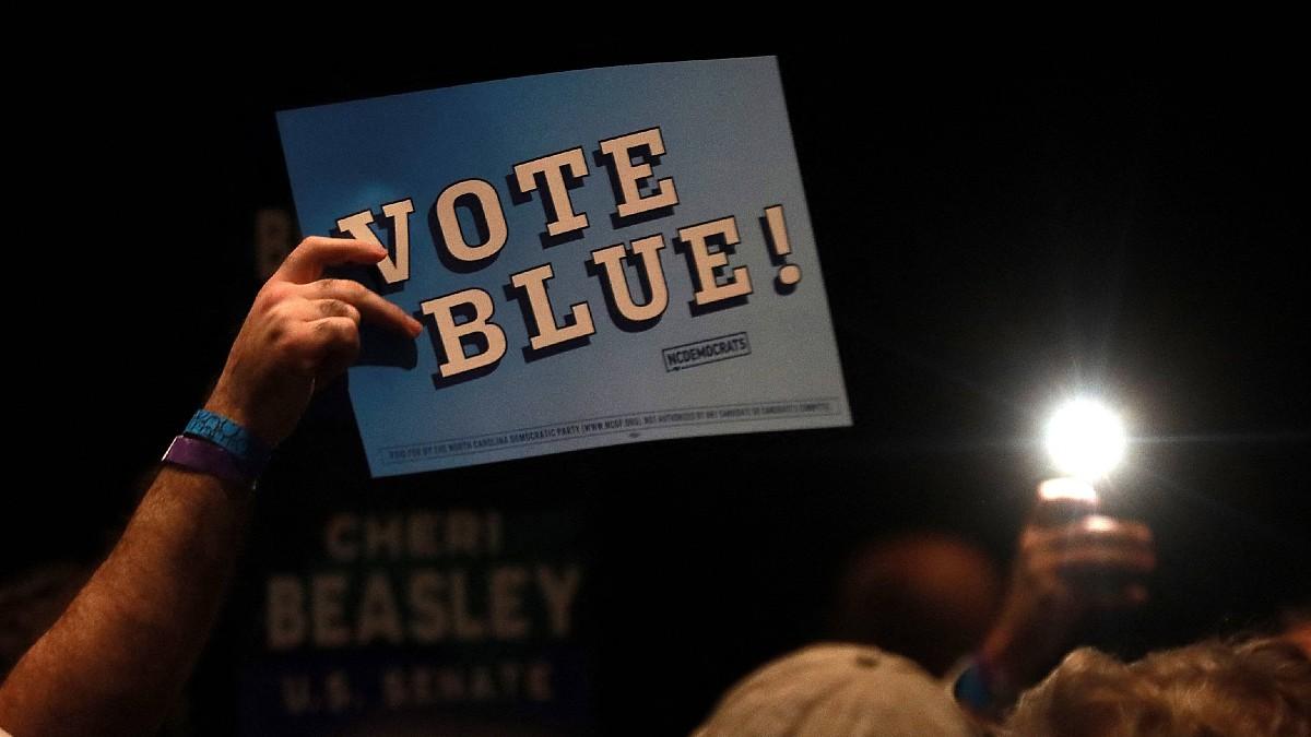 image of Current forecasts and polling for the 2026 midterm elections suggest a strong possibility of significant Democratic gains, particularly in the U.S. House of Representatives.