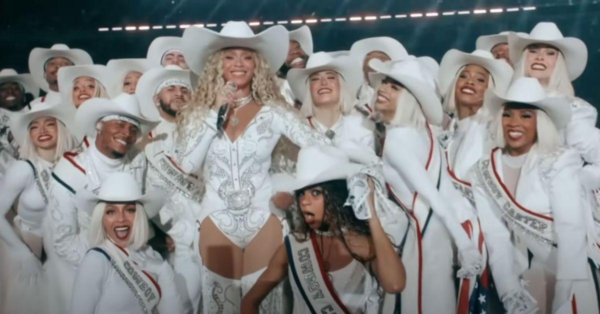 Photo of Beyonce, Blue Ivy with dancers.