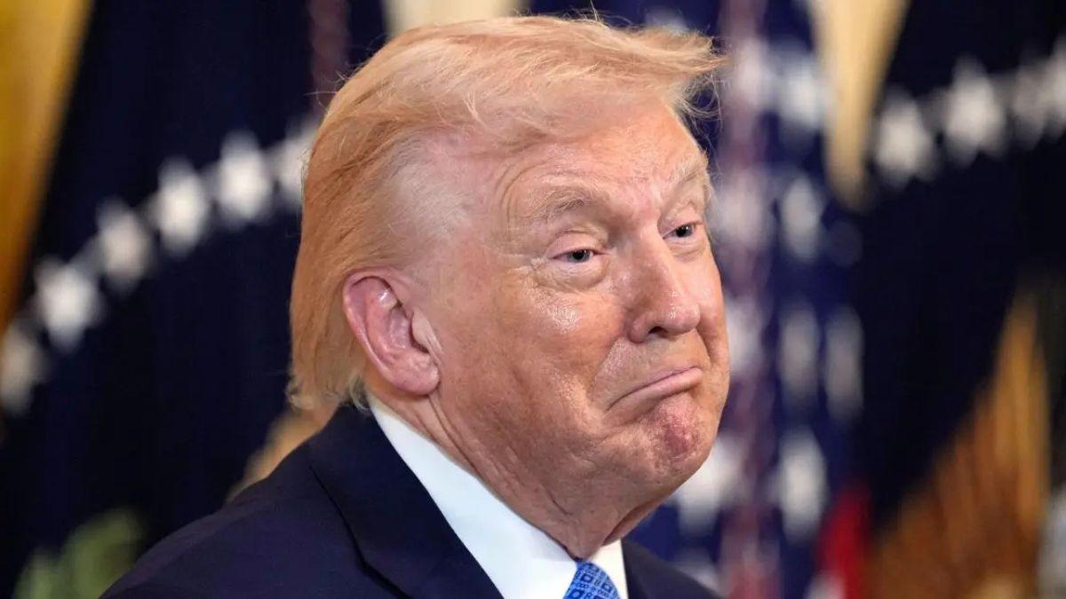 Photo of Donald Trump sparked controversy after a phone call with the men's hockey team following the 2026 Winter Olympics. 