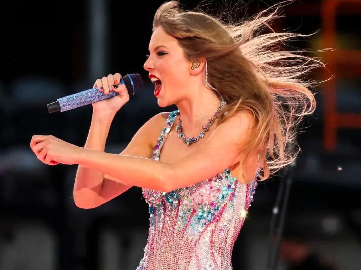 taylor swift points boyfriend travis kelce sydney show