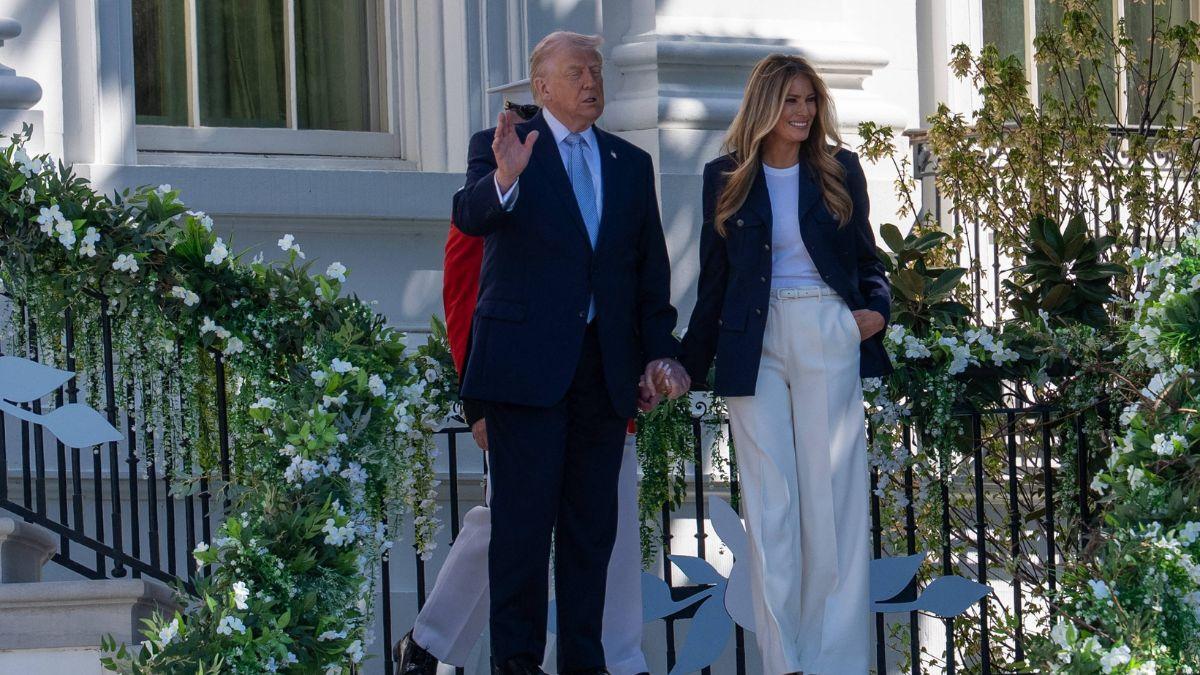 Photo of Donald Trump appeared cautious when he held Melania's hand down the White House steps.