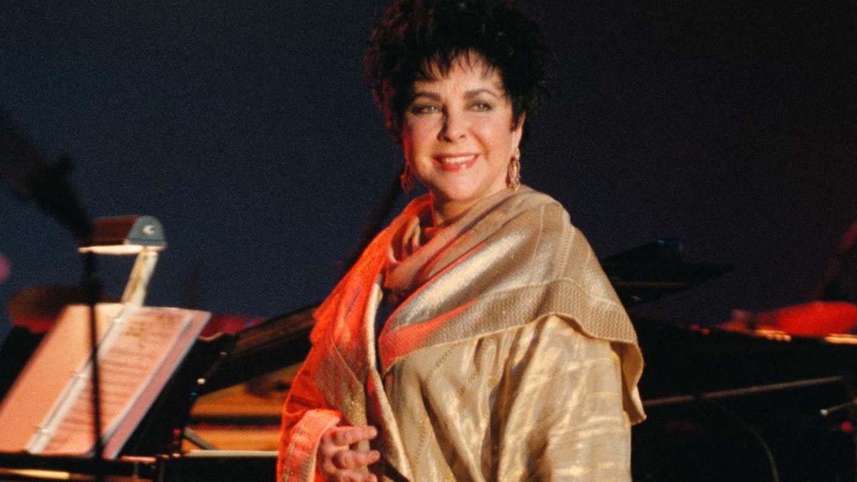 Image of Elizabeth Taylor wore the opal jewelry suite to the 1999 Project Angel Food Angel Awards.
