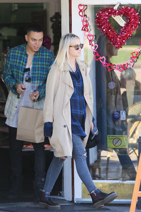 Ashlee simpson baby bump 06