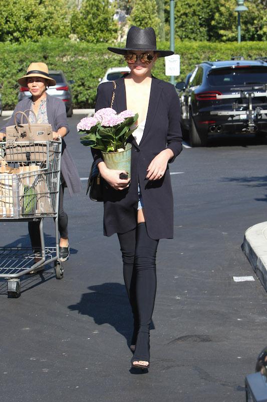 Chrissy Teigen is spotted having lunch with her mother in Beverly Hills