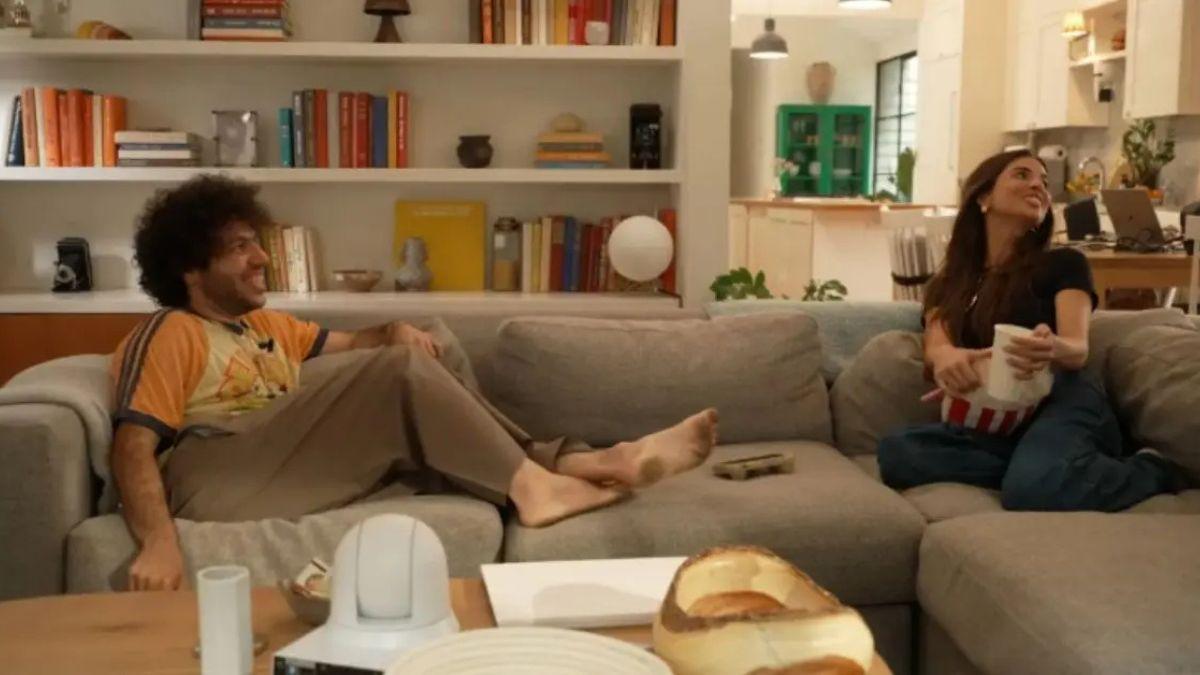 Image of Benny Blanco exposed his dirty feet on his podcast.