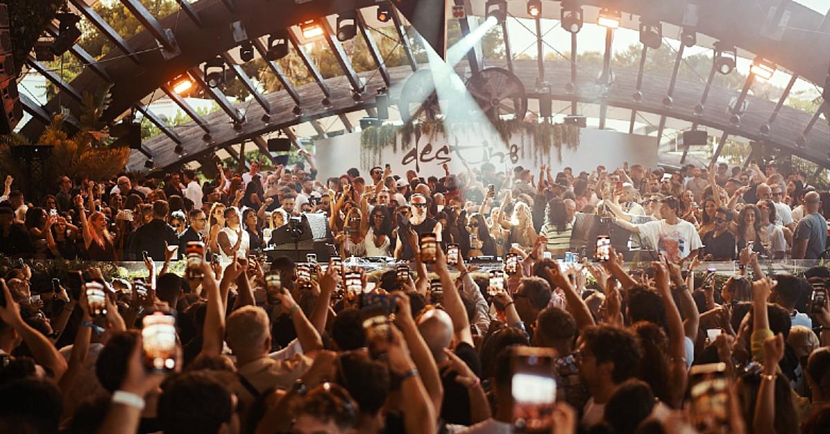pacha destino crowd image