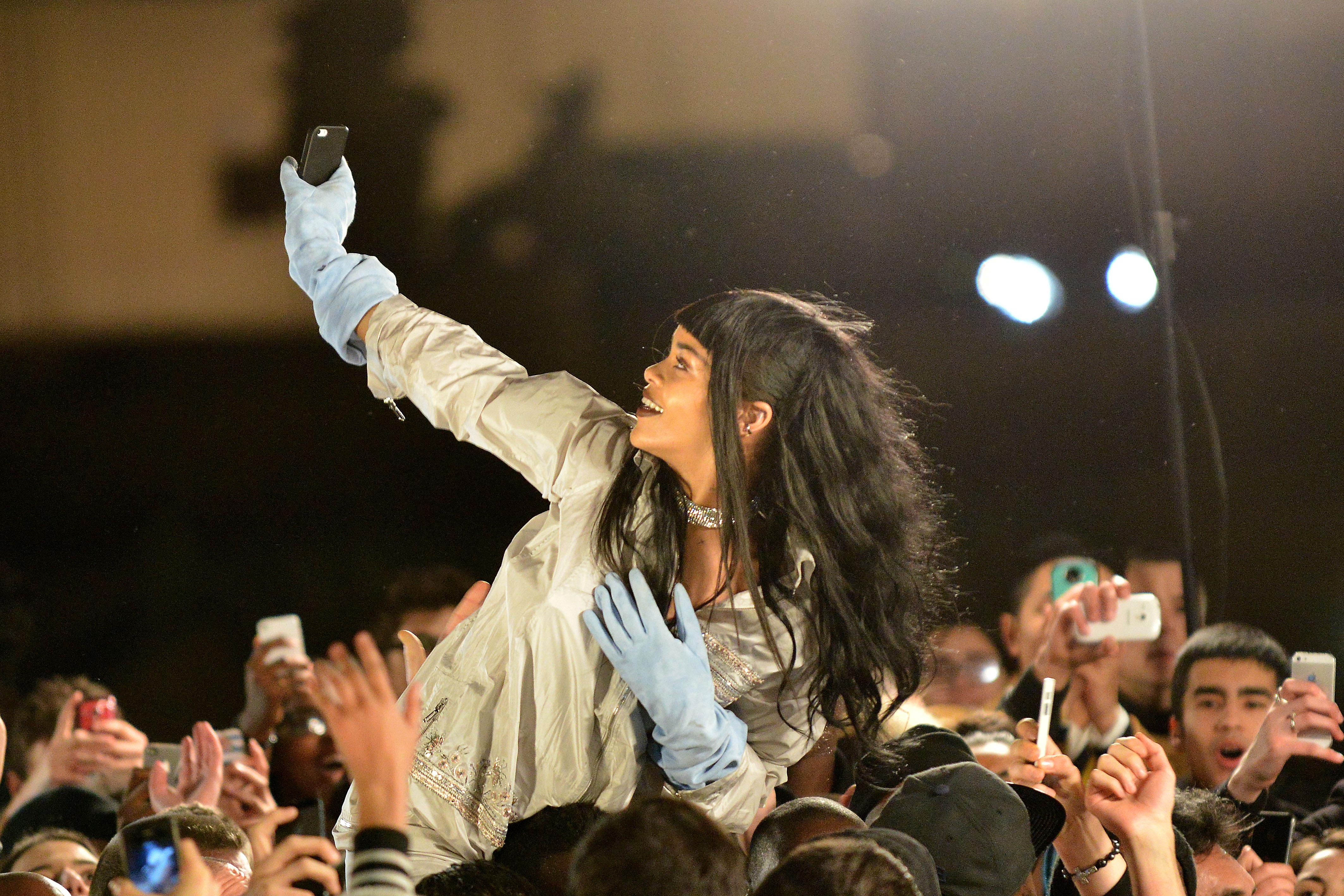 INF &#8211; Rihanna mobbed by French fans while filming near the Eiffel Tower