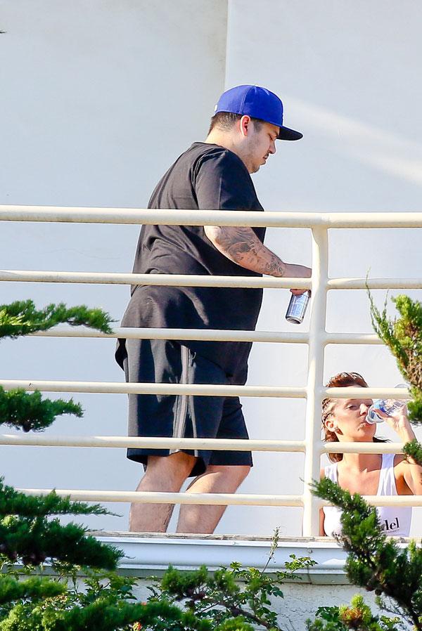 Rob kardashian weight gain danger akm