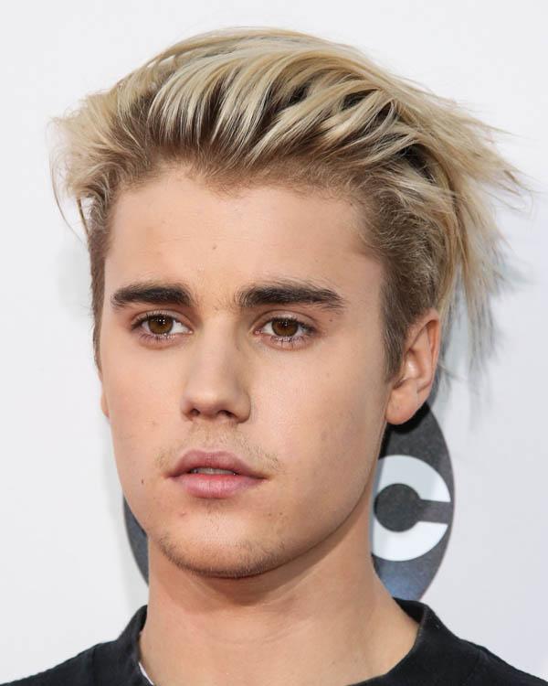 Justin Bieber arrives at the 2015 American Music Awards