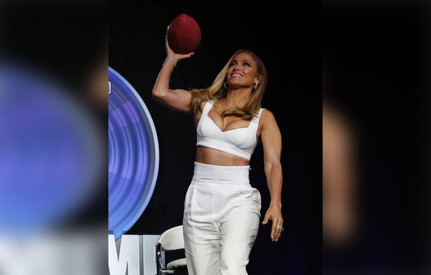 Jennifer Lopez & Shakira To Honor Kobe Bryant During Super Bowl Halftime Show