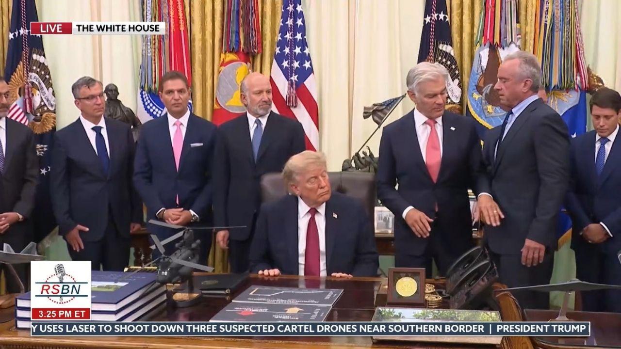 Photo of RFK Jr. appeared to make two attempts to step past Dr. Oz during the meeting.