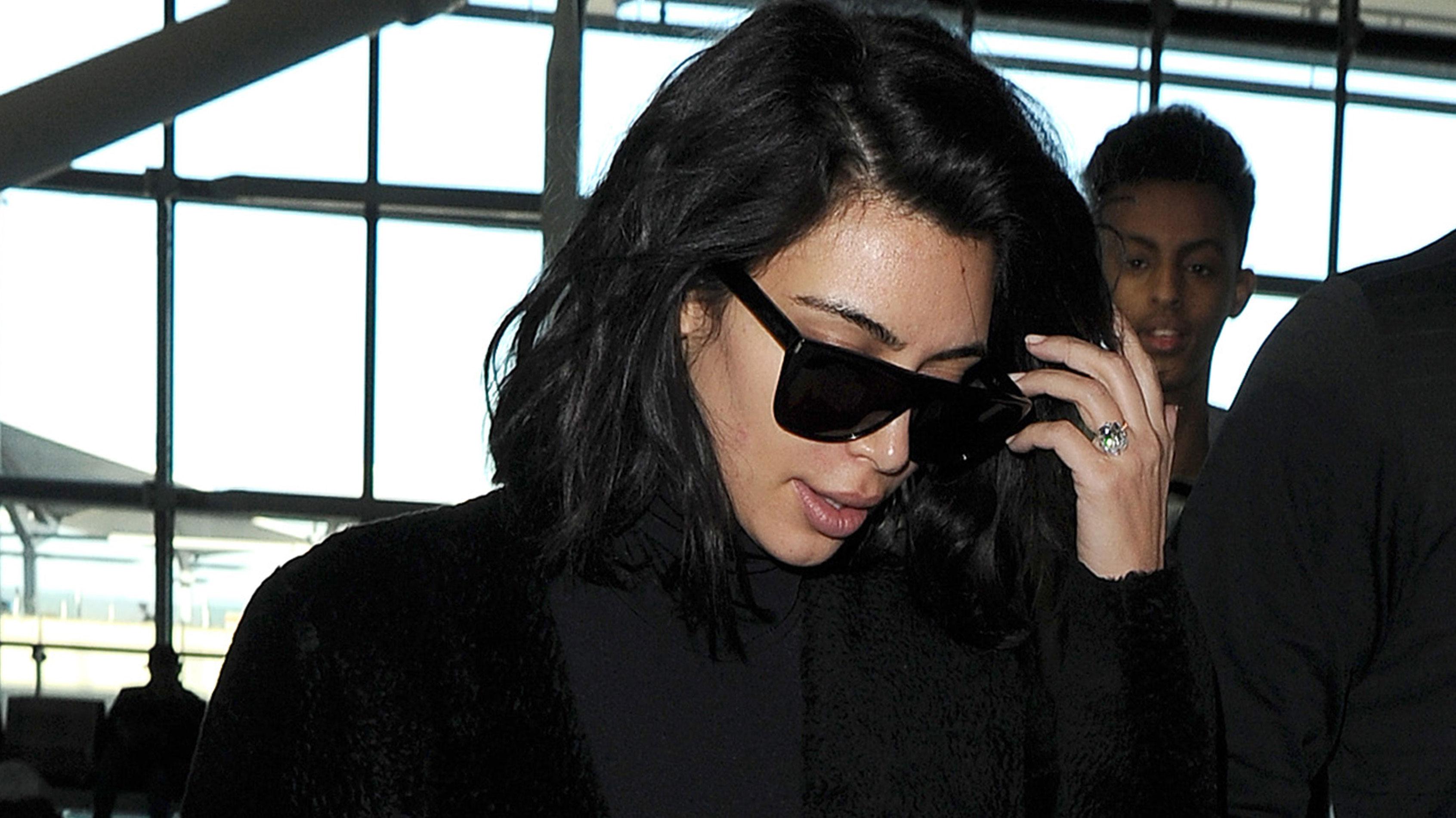 Kim kardashian heathrow airport05