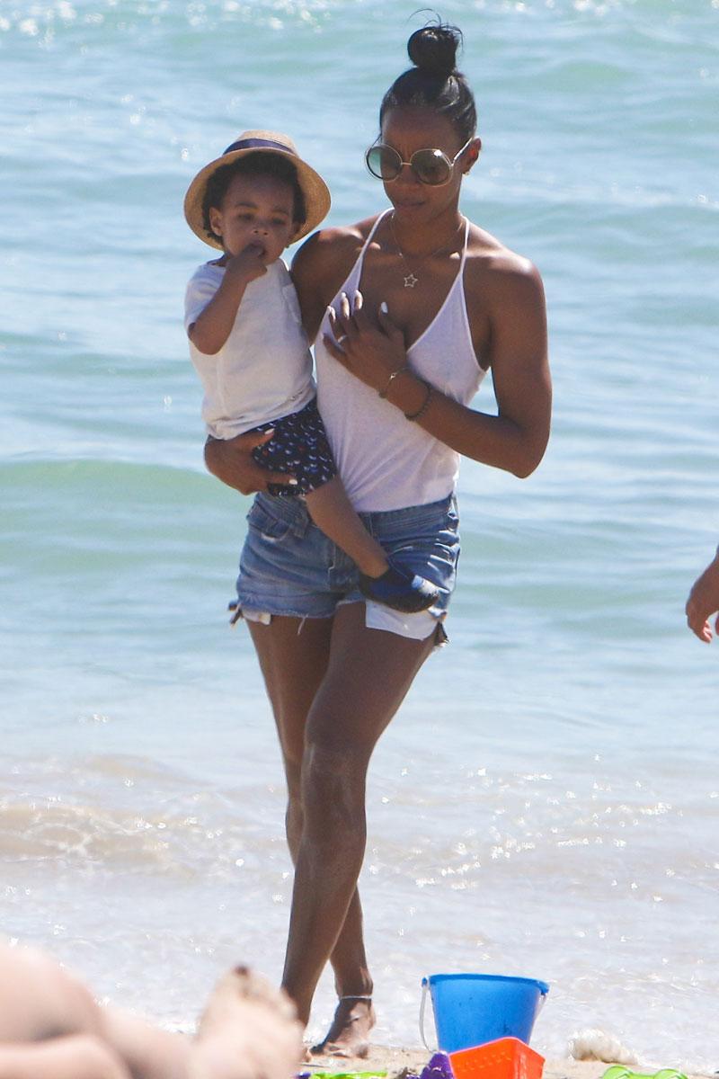 Kelly rowland son titan beach day 01