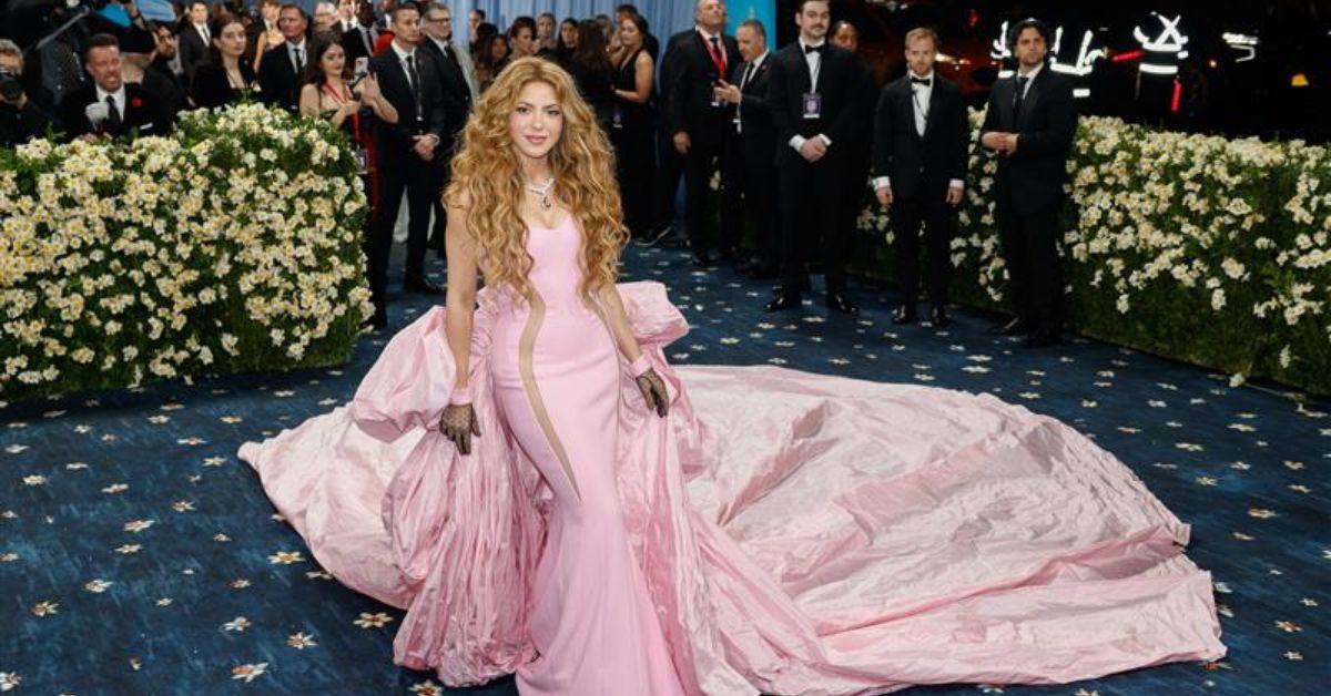 shakira dress causes fans react