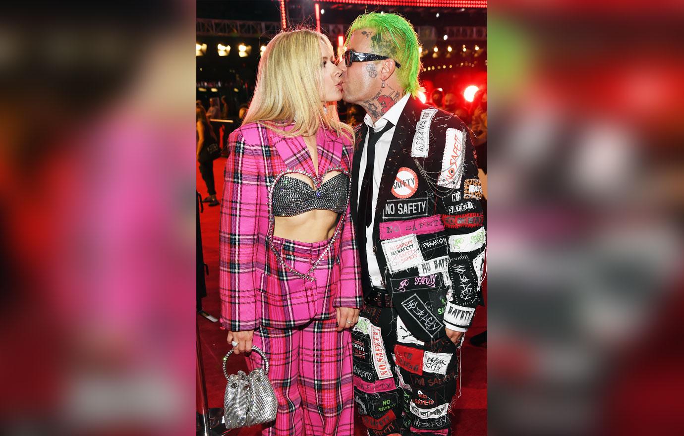 avril lavigne mod sun kissing mtv vmas  best moments you didnt see