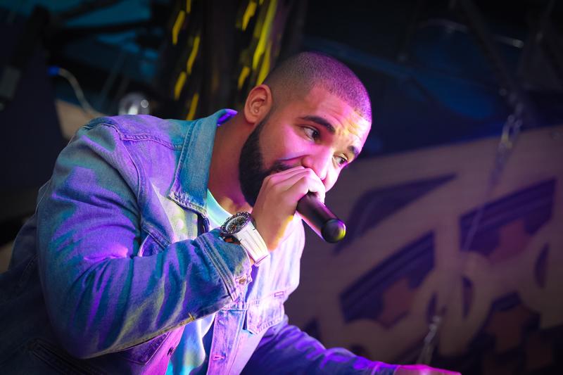 DRAKE PERFORMING IN A MAGICAL NIGHT AT FLASH FACTORY