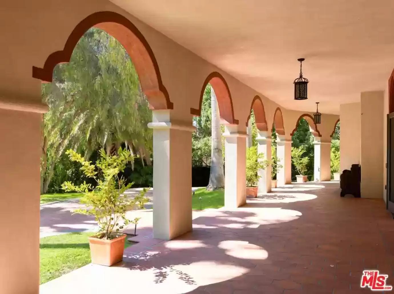 danny masterson front verandah