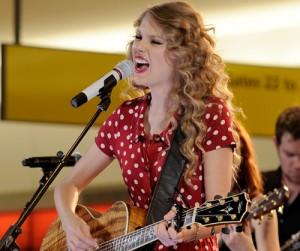2010__10__taylor_swift_oct28 300×286.jpg