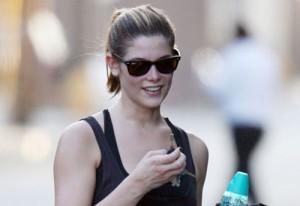 2010__08__Ashley_Greene_AugMAIN 300&#215;206.jpg