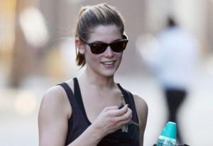 2010__08__Ashley_Greene_AugMAIN 300×206.jpg