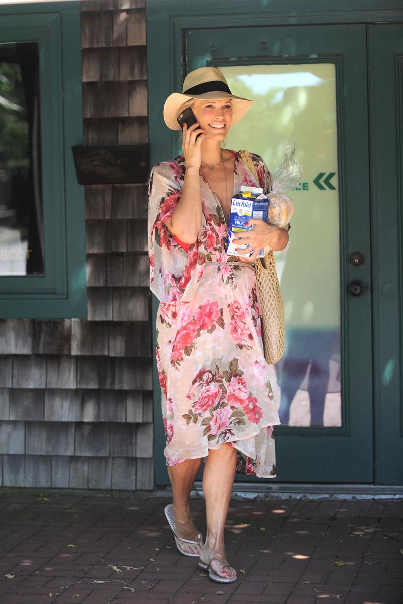 A Pregnant Molly Sims Running Errands In The Hamptons